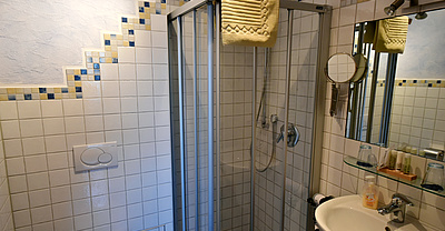 Bad mit Dusche und WC im Hotel Pension Ederstrand