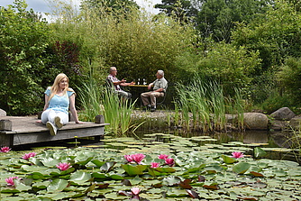 Garten mit Teichanlage - Hotel/Pension Ederstrand Frankenberg